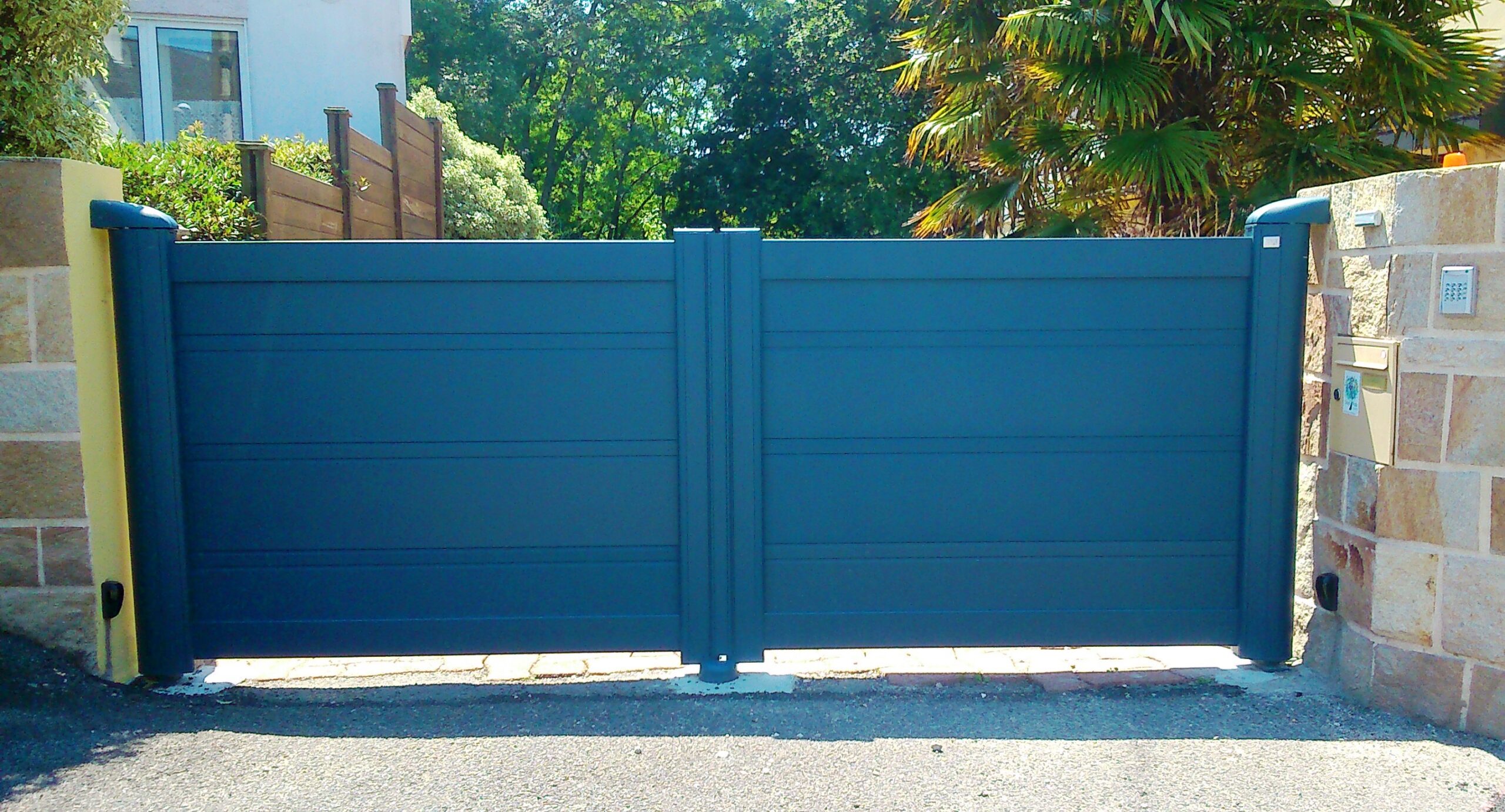 Photo Portail Bleu marine