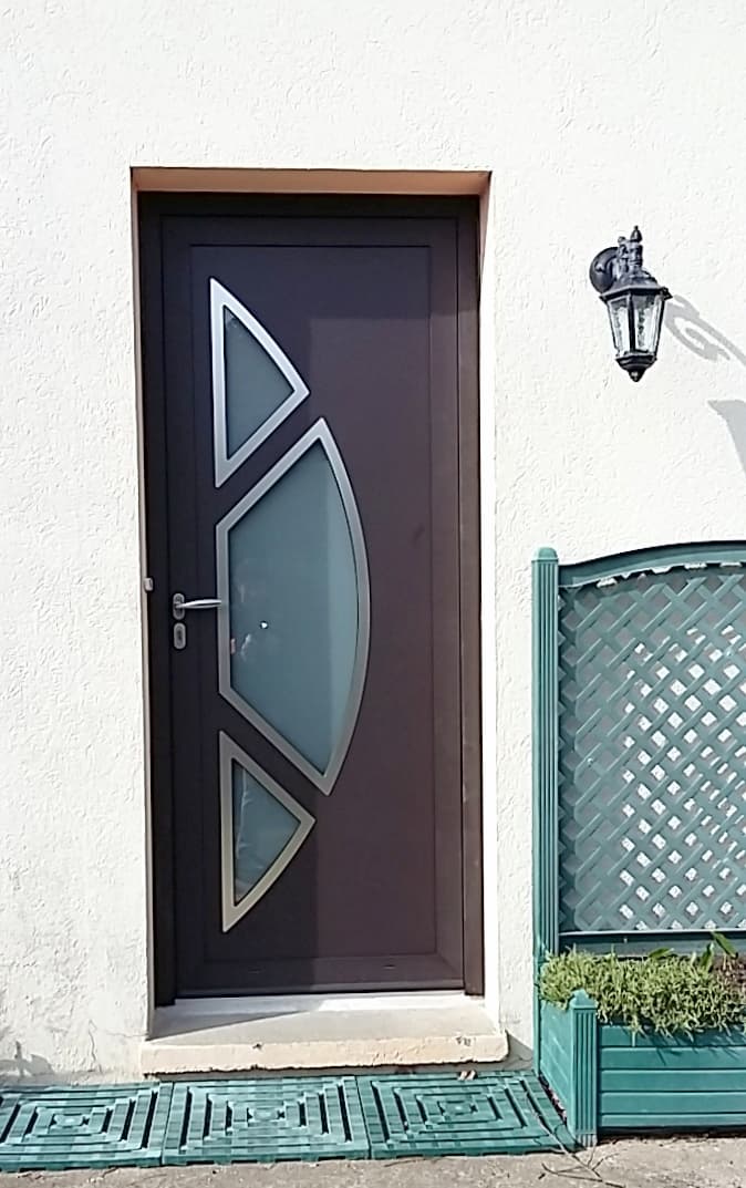 Pose d'une porte d'entrée